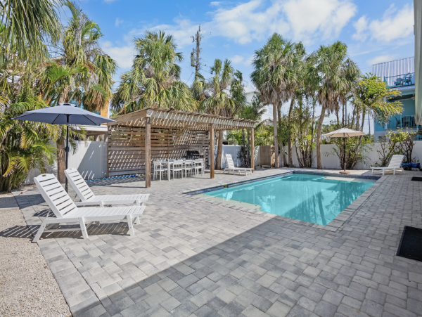 2 minute walk to beach West of Gulf Drive North end